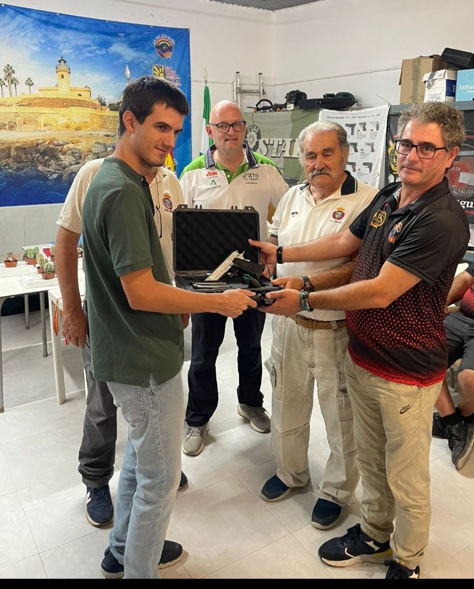 ‘ENTREGA PISTOLA SPS PANTERA TROFEO ANDRES RUIZ’